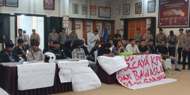 Puluhan mahasiswa saat menyampaikan aspirasinya di gedung KPU Provinsi Gorontalo yang dikawal ketat aparat kepolisian, Rabu (9/10/2024).(Foto Sari Gopos)