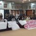 Puluhan mahasiswa saat menyampaikan aspirasinya di gedung KPU Provinsi Gorontalo yang dikawal ketat aparat kepolisian, Rabu (9/10/2024).(Foto Sari Gopos)