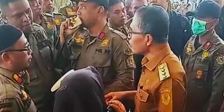 Aksi protes oleh ratusan personel Satpol PP Kota Gorontalo yang diterima langsung oleh Pj Walikota Gorontalo Ismail Madjid, Selasa (1/10/2024).(Foto Istimewa)
