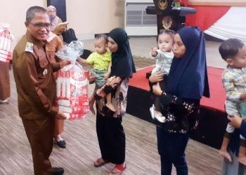 Foto : Pj Wali Kota Gorontalo, Ismail Madjid, menyerahkan bantuan susu kepada ibu-ibu dan anak-anak di Rumah dinas Wali Kota Gorontalo (Nandar/Gopos)