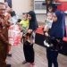 Foto : Pj Wali Kota Gorontalo, Ismail Madjid, menyerahkan bantuan susu kepada ibu-ibu dan anak-anak di Rumah dinas Wali Kota Gorontalo (Nandar/Gopos)