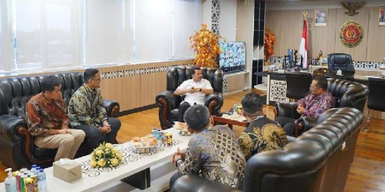 Dalam rangka memastikan kelancaran pelaksanaan program Subsidi Tepat LPG dan JBKP Pertalite di wilayah Sulawesi Selatan, Executive General Manager PT Pertamina Patra Niaga Sulawesi, Fanda Chrismianto beserta Tim Manajemen, melaksanakan kunjungan silaturahmi ke Kantor Kejaksaan Tinggi Sulawesi Selatan dan disambut langsung oleh Kepala Kejaksaan Tinggi (Kajati) Sulsel, Agus Salim, S.H., M.H beserta jajaran pada Rabu (6/11).