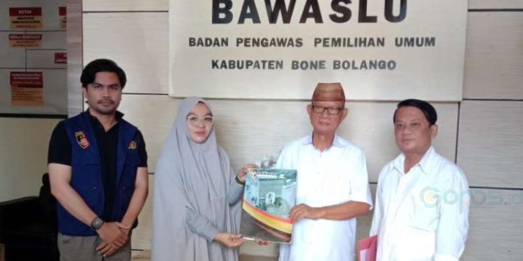 Calon Bupati Bone Bolango, Ismet Mile melaporkan dugaan tindak pidana pemilihan yang dilakukan oleh salah satu juru kampanye pasangan calon (paslon) Bupati dan Wakil Bupati Bone Bolango YA.