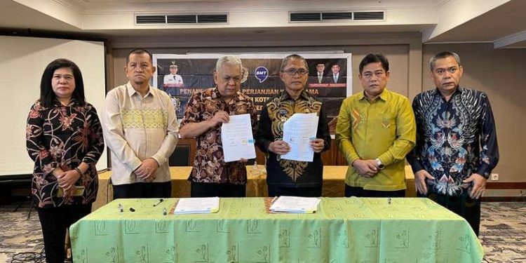 PJ Wali Kota Gorontalo, Ismail Madjid, menandatangani perjanjian kerja sama dengan PT. (BMT) untuk penyediaan layanan pembayaran pajak daerah melalui QRIS GVe-Money.