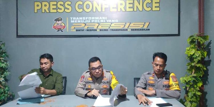 Polres Boalemo saat melaksanakan Konferensi Pers kasus penganiayaan yang di lakukan oleh oknum tenaga kesehatan Taufik Y. Nur kepada seorang anggota Polri Rahmad Duhe, Jumat 08/11/2024.