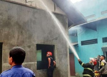 Kebakaran Kembali melanda satu rumah di Kabupaten Bone Bolango. Kali ini tepatnya di Desa Olohuta, Kecamatan Kabila, Kompleks Polsek Kabila Bone Bolango, Selasa (12-11-2024)