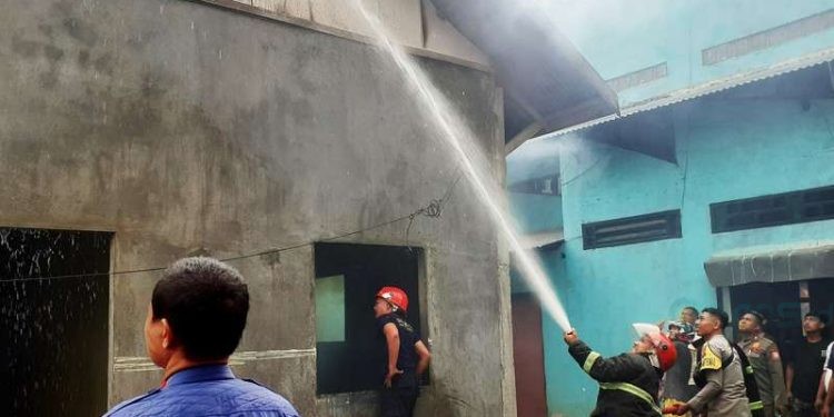 Kebakaran Kembali melanda satu rumah di Kabupaten Bone Bolango. Kali ini tepatnya di Desa Olohuta, Kecamatan Kabila, Kompleks Polsek Kabila Bone Bolango, Selasa (12-11-2024)