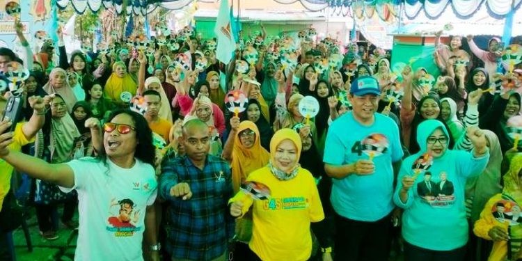 Masyarakat Kelurahan Dulomo Selatan, Kecamatan Kota Utara, Kota Gorontalo tumpah ruah di kampanye dialogis Gusnar Ismail Idah Syahidah, Rabu (13-11-2024).