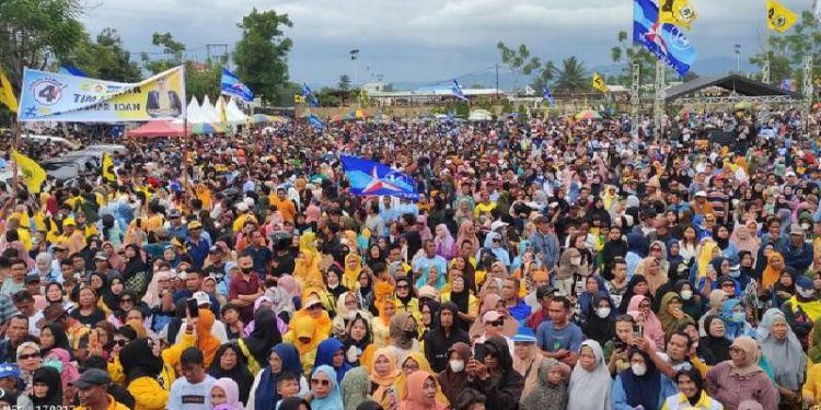 Kampanye monologis pasangan calon Gubernur dan Wakil Gubernur Gorontalo Gusnar Ismail - Idah Syahidah berlangsung di Lapangan Padebuolo, Kota Gorontalo, Selasa (19/11/2024).