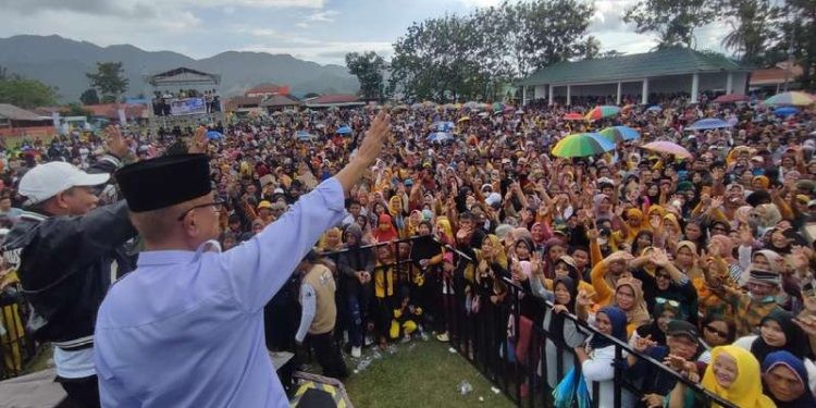 Ribuan pasang mata menyaksikan kampanye monologis Pasangan Calon Bupati Ismet Mile dan Calon Wakil Bupati Risman Tolingguhu.