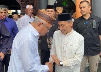 Bupati Gorontalo, Nelson Pomalingo mengucapkan selamat kepada Sofyan Puhi atas raihan suara terbanyak dalam Pilkada Kabupaten Gorontalo versi quick count.