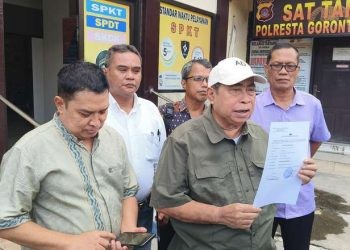 Foto Adhan Dambea bersama Tim usai melaporkan CBD di Polresta Gorontalo Kota (Jumat/29/11/2024) Foto Humas Polres