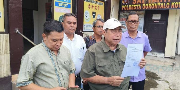 Foto Adhan Dambea bersama Tim usai melaporkan CBD di Polresta Gorontalo Kota (Jumat/29/11/2024) Foto Humas Polres