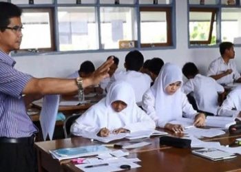 Ilustrasi: Guru yang sedang megajar. (Antara)