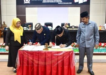 Penandatanganan Persetujuan Ranperda APBD 2025, Ketua DPRD dan Bupati Pohuwato, di dampingi Sekda dan Sekwan Pohuwato, berlangsung di Ruang DPRD Pohuwato, Senin (25/11/2024) (FOTO Iwan Karim)