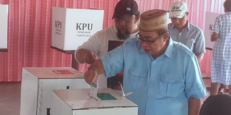 Calon Walikota Gorontalo Adhan Dambea menyalurkan hak pilih di TPS 007 Kelurahan Libuo, Rabu (27/11/2024) (Foto Nandar/Gopos)