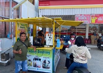 Pemilik bisnis Alpucok Eversong Kabuhung di lapak UMKM Alfamart Boalemo yang memiliki omzet hingga Rp1 juta per hari.(Foto Hervi)