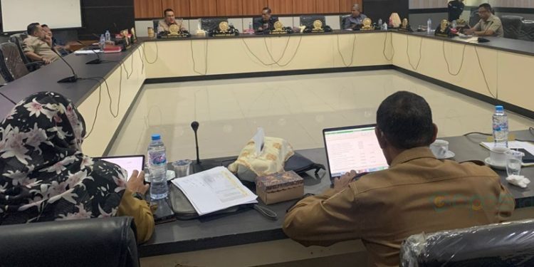 Suasana rapat kerja Komisi III DPRD Kota Gorontalo dengan OPD terkait soal kegiatan fisik bersumber dari DAU dan BLUD.(Foto Rama Gopos)