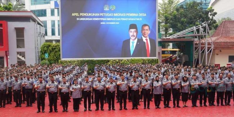 Kementerian Imigrasi dan Pemasyarakatan (Kementerian Imipas) menetapkan 146 orang petugas imigrasi dari seluruh Indonesia sebagai Petugas Imigrasi Pembina Desa (Pimpasa) dalam Apel Besar Pengukuhan Petugas Imigrasi Pembina Desa, Senin (04/11/2024).