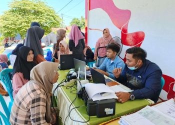 Petugas Disdukcapil Bone Bolango saat melayani warga belum lama ini