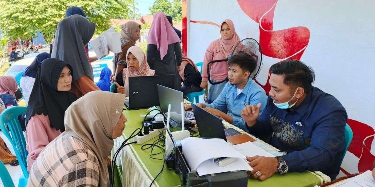 Petugas Disdukcapil Bone Bolango saat melayani warga belum lama ini