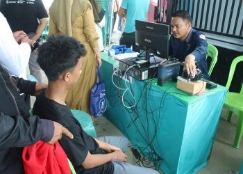 Petugas Disdukcapil Bone Bolango saat memberikan pelayanan kepada masyarakat. (F. Yudi Prokopim)