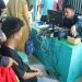 Petugas Disdukcapil Bone Bolango saat memberikan pelayanan kepada masyarakat. (F. Yudi Prokopim)