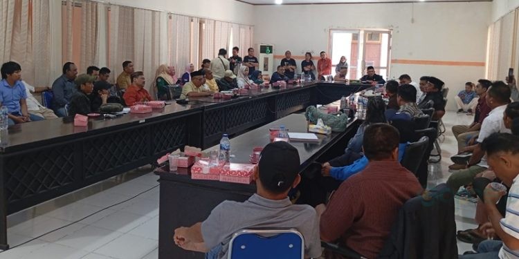 DPRD Pohuwato, menggelar RDP bersama Direktur PT BJA Group, Burhanuddin, Dinas Pertanian, Dinas Perindagkop Pohuwato, berlangsung di Ruang Rapat DPRD Pohuwato, Kamis (14/11/2024). (Foto Yusuf/Gopos)