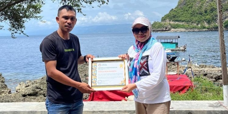 Rektor UNBITA Gorontalo Ellys Rachman bersama Kepala Desa Oluhuta saat peresmian destinasi wisata Oluhuta Paradise.(Foto UNBITA)