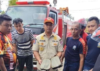 Satu buah Al-Qur'an ditemukan dalam kondisi nyaris utuh di tengah reruntuhan Gedung PDAM yang dilanda kebakaran 