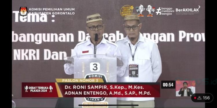 Pasangan calon bupati dan wakil bupati Gorontalo, Roni Sampir dan Adnan Entengo saat debat putaran ke dua.