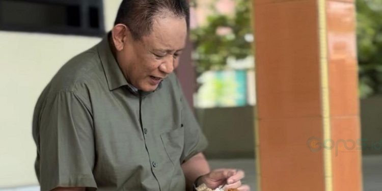 Calon Gubernur Gorontalo nomor urut 4 Gusnar Ismail saat berada di kediamannya, Sabtu (9/11/2024).