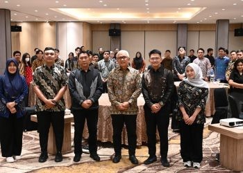 Pj Gubernur Gorontalo Rudy Salahuddin bersama mahasiswa Gorontalo rantau di Jakarta, Kamis (31/10/2024).(Zakir BPG)