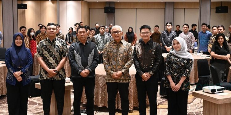 Pj Gubernur Gorontalo Rudy Salahuddin bersama mahasiswa Gorontalo rantau di Jakarta, Kamis (31/10/2024).(Zakir BPG)