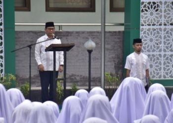 Pj Bupati Gorontalo, Syukri Botutihe saat menjadi inspektur pada upacara peringatan hari santri, Selasa (22/10/24)