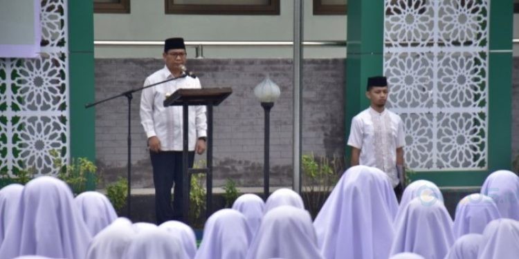 Pj Bupati Gorontalo, Syukri Botutihe saat menjadi inspektur pada upacara peringatan hari santri, Selasa (22/10/24)