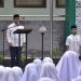 Pj Bupati Gorontalo, Syukri Botutihe saat menjadi inspektur pada upacara peringatan hari santri, Selasa (22/10/24)