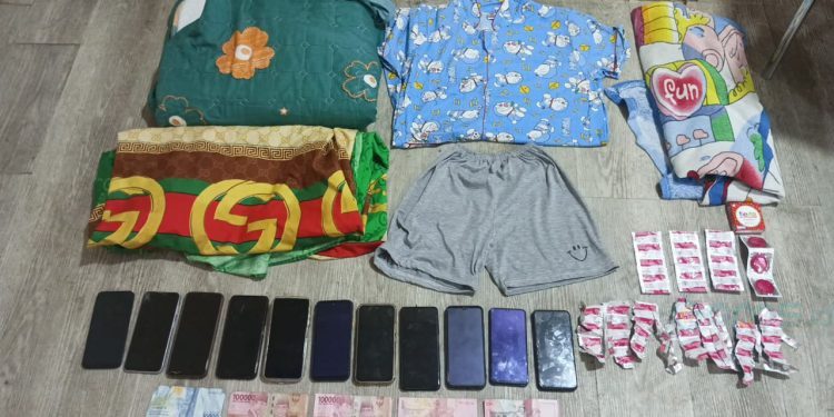 Sejumlah barang bukti Dugaan Kasus Open BO Aplikasi MiChat.