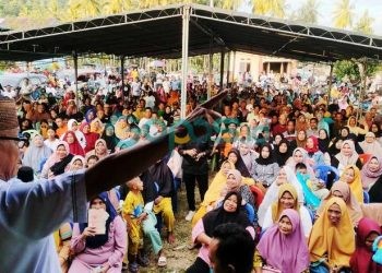 Ismet Mile saat melaksanakan orasinya di Desa Sogitia, Kecamatan Bone.