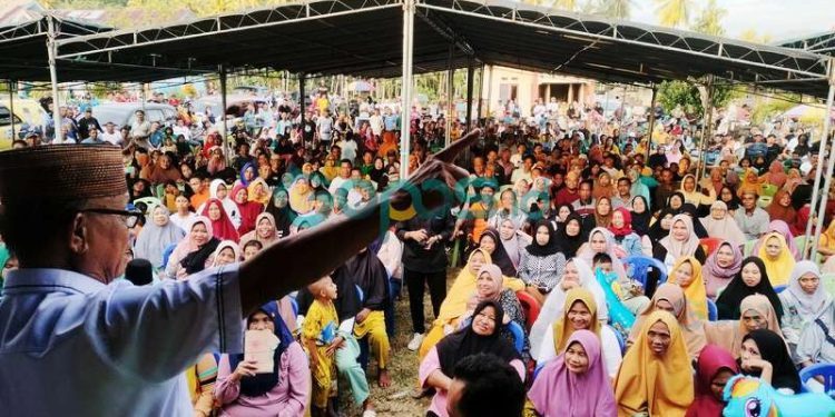 Ismet Mile saat melaksanakan orasinya di Desa Sogitia, Kecamatan Bone.