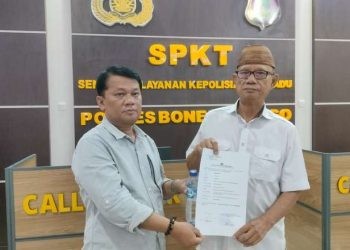 Ismet Mile saat melapor ke Polres Bone Bolango, Kamis (7-11-2024).
