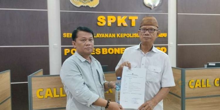 Ismet Mile saat melapor ke Polres Bone Bolango, Kamis (7-11-2024).