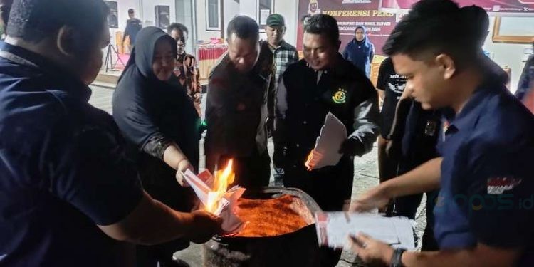 KPU Bone Bolango memusnahkan 174 lembar surat suara rusak pilkada Bone Bolango 2024 di halaman Kantor KPU Bone Bolango, Selasa (26-11-2024).