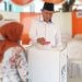 Cagub Gusnar Ismail saat menyalurkan hak suaranya di TPS 4 Desa Dulomo Selatan, Kota Gorontalo, Rabu 27-11-2024.