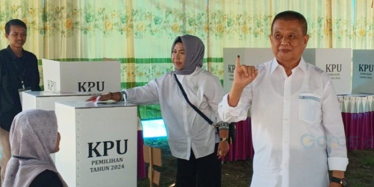 Calon Walikota Gorontalo Idris Rahim saat mencoblos di TPS 001 Wongkaditi Barat, Kecamatan Kota Utara.(Foto Sari Gopos)