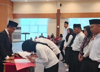 Suasana pelantikan KPPS di Hotel Damhil Kota Gorontalo, Kamis (7/11/2024).(Foto Rama Gopos)
