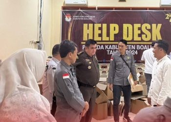 Tim PPS Kejati Gorontalo saat mengecek logistik Pilkada di gudang KPU Boalemo, Senin (4/11/2024).(Foto KPU)
