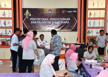 Suasana sortir lipat surat suara di KPU Boalemo.(Foto KPU)