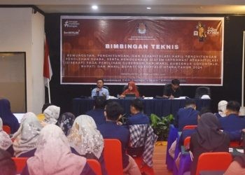 Bimtek tentang pemungutan, perhitungan dan rekapitulasi perhitungan perolehan suara dan pengenalan aplikasi Sirekap, berlangsung di Grand Q Hotel Gorontalo, Minggu (17/11/2024).(Foto KPU)