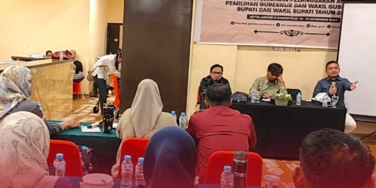 KPU Gorontalo Utara melaksanakan Bimtek tata cara penyelesaian pelanggaran administrasi pada Pilkada Serentak, di Grand Q Hotel Gorontalo, Kamis (14/11/2024).(Foto KPU)